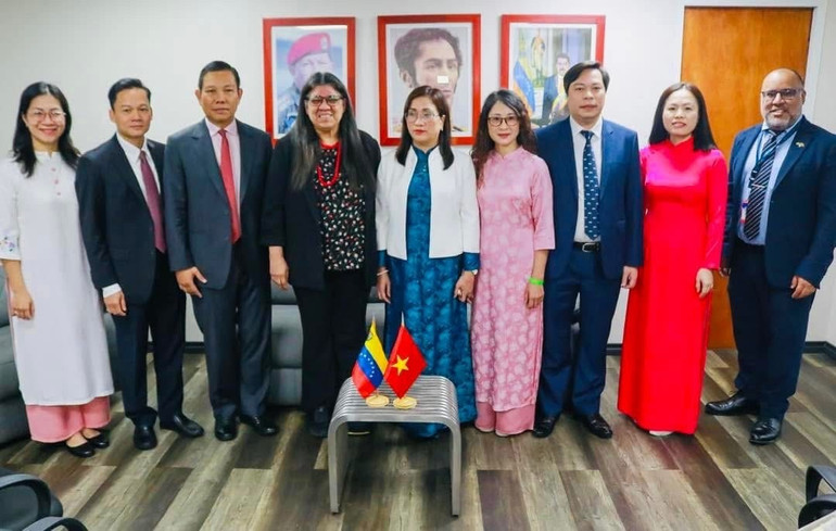 Đoàn công tác chụp ảnh kỷ niệm với Thứ trưởng Ngoại giao Venezuela Tatiana Pugh. (Ảnh: Đại sứ quán Việt Nam tại Venezuela) tg9.jpg