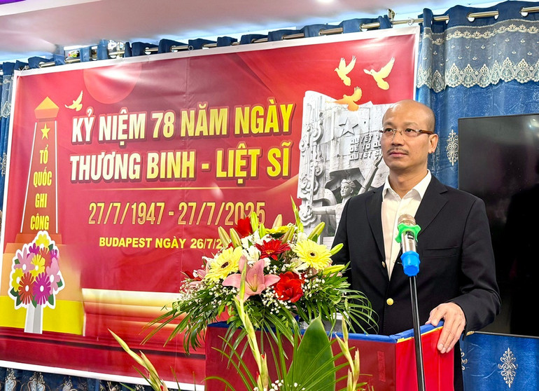 Đại sứ Bùi Lê Thái phát biểu tại lễ kỷ niệm. (Ảnh: Đại sứ quán Việt Nam tại Hungary) z6849207362970-f1055123942d129343e277885dd3072f.jpg