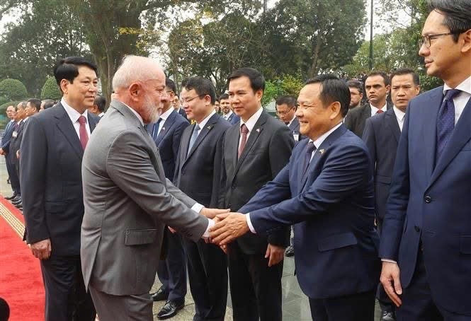 Đại sứ Việt Nam tại Brazil Bùi Văn Nghị tham dự Lễ đón Tổng thống Brazil Luiz Inácio Lula da Silva thăm chính thức Việt Nam vào tháng 3/2025.(Ảnh: Đại sứ quán Việt Nam tại Brazil) anh-nghi2.jpg