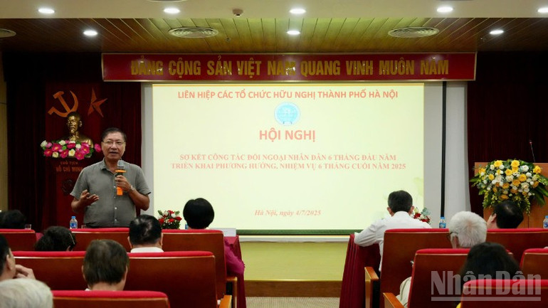 Các đại biểu trình bày tham luận tại hội nghị. (Ảnh: KHÁNH LAN) ndo_br_z6770935749735-dd6331b3b27c138fa4a4be8e3c49cbf0-1874.jpg
