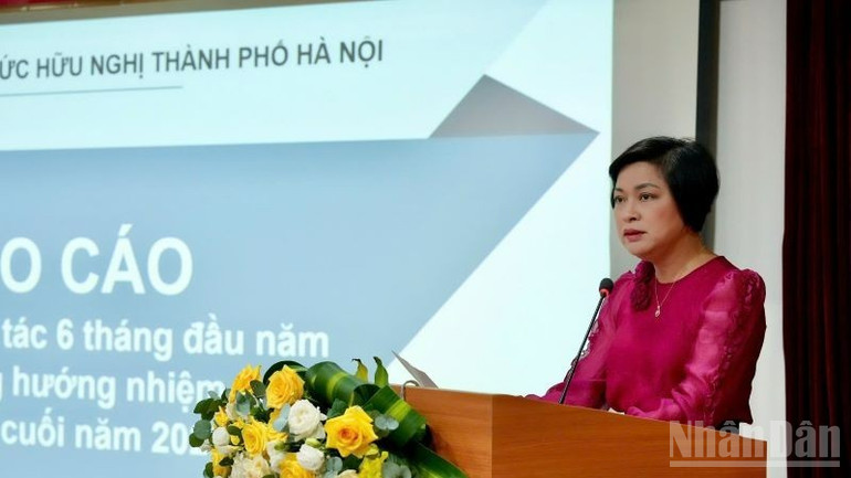 Phó Chủ tịch Thường trực Liên hiệp các tổ chức hữu nghị thành phố Hà Nội Trần Thị Phương điểm lại kết quả hoạt động đối ngoại nhân dân trong 6 tháng đầu năm. (Ảnh: KHÁNH LAN) ndo_br_hn3-2076.jpg