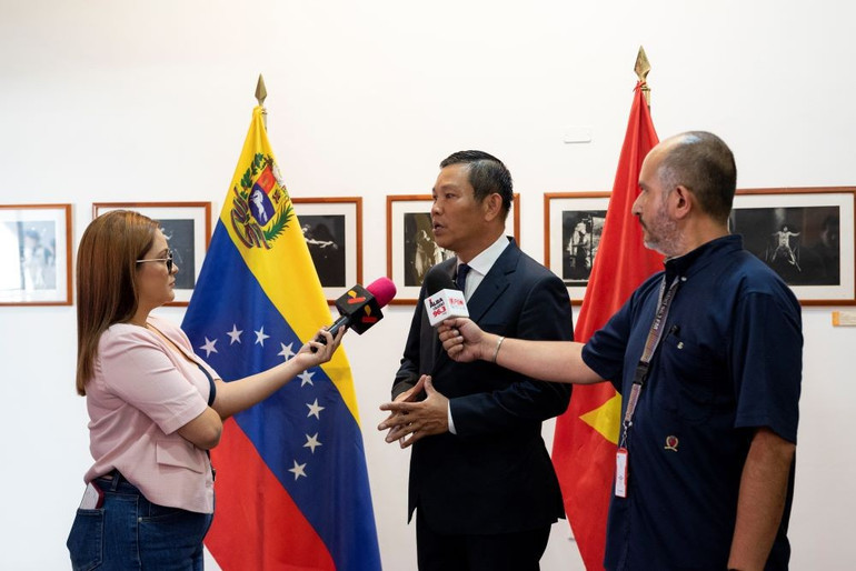 Đại sứ Việt Nam tại Venezuela Vũ Trung Mỹ trả lời các cơ quan báo chí sở tại về công cuộc “sắp xếp lại giang sơn” của Việt Nam ngày 2/7. (Ảnh: Đại sứ quán Việt Nam tại Venezuela) baochi1.jpg