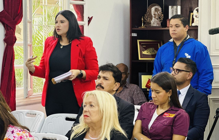 Phóng viên Đài truyền hình Globovision trao đổi tại họp báo. (Ảnh: Đại sứ quán Việt Nam tại Venezuela) phong-vien-dai-truyen-hinh-globovision-tai-cuoc-hop-bao.jpg