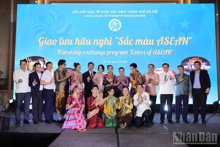 Các đại biểu chụp ảnh kỷ niệm. (Ảnh: KHÁNH LAN) ndo_br_sacmau1.jpg