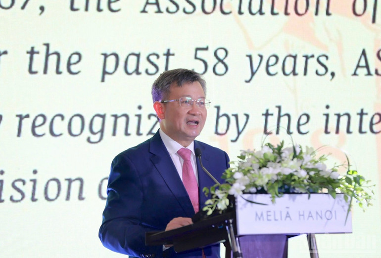 Chủ tịch Liên hiệp các tổ chức hữu nghị thành phố Hà Nội Nguyễn Ngọc Kỳ phát biểu khai mạc chương trình giao lưu hữu nghị. (Ảnh: KHÁNH LAN) ndo_br_sacmau8.jpg
