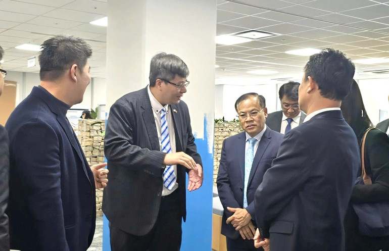 Dr. Tran Hai Linh talks with the delegation during their visit and work at Pangyo High-Tech Valley, South Korea. (Photo: Source VKBIA) linh3.jpg