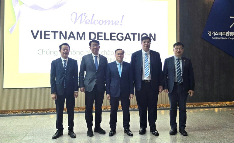 Senior Lieutenant General Nguyen Van Long, Deputy Minister, Deputy Head of the National Steering Committee on Data (standing in the middle) and members of the delegation took a souvenir photo with the representative of the President of the Vietnam-Korea Business and Investment Association. (Photo: Source VKBIA) linh1.jpg