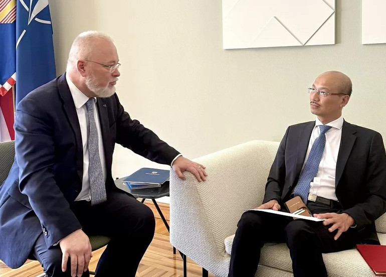 Ông Neven Pelicaríc - Cố vấn đối ngoại của Tổng thống Croatia tiếp Đại sứ Bùi Lê Thái. (Ảnh: Đại sứ quán Việt Nam tại Croatia) dai-su-bui-le-thai-trinh-thu-uy-nhiem-len-tong-thong-croatia-20250628163701.jpg