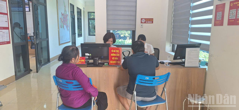 Tổ hướng dẫn kê khai giải quyết thủ tục hành chính tại Trung tâm Phục vụ hành chính công phường Yên Bái, tỉnh Lào Cai. ndo_br_ha8.jpg