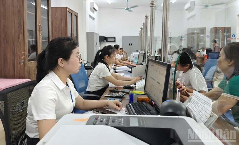 Người dân đến làm thủ tục tại Trung tâm Phục vụ hành chính công xã Yên Bình, tỉnh Lào Cai. ndo_br_ha4.jpg