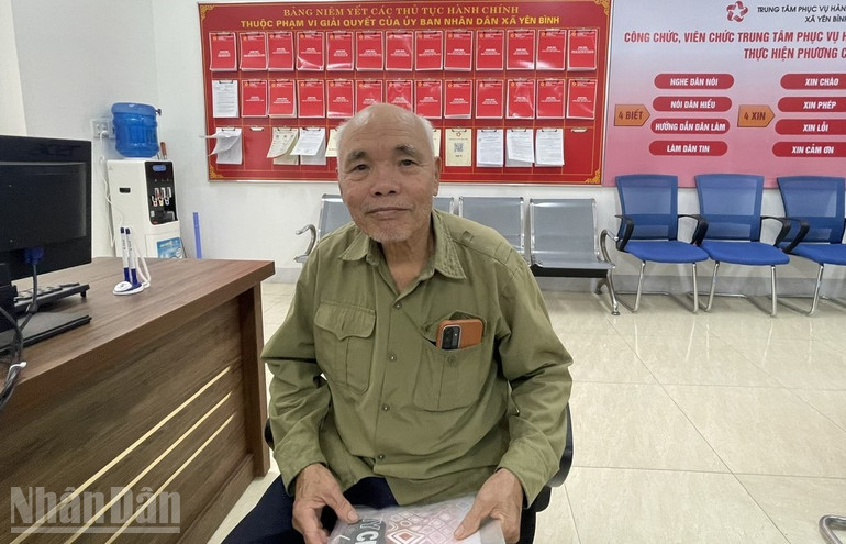Ông Hầu Đình Nhung, 73 tuổi, ở thôn Khuôn Giỏ, xã Yên Bình đến Trung tâm Phục vụ hành chính công xã Yên Bình làm thủ tục chuyển đổi đất. ndo_bl_ha6.jpg