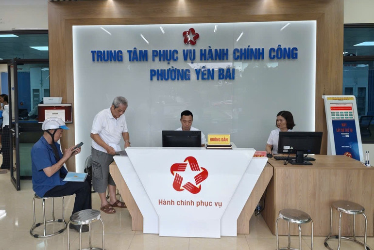Khu vực đón tiếp, hướng dẫn người dân đến làm thủ tục tại Trung tâm Phục vụ hành chính công phường Yên Bái, tỉnh Lào Cai. ha2-64.jpg