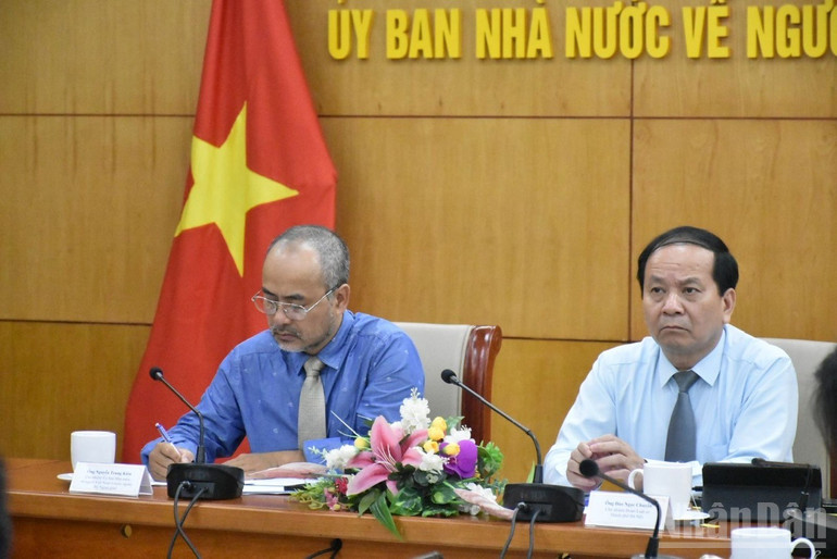 Chủ tịch Ủy ban Nhà nước về người Việt Nam ở nước ngoài Nguyễn Trung Kiên (áo xanh) và đại diện Đoàn Luật sư thành phố Hà Nội chủ trì chương trình tại điểm cầu Hà Nội. (Ảnh: KHÁNH LAN) ndo_br_kien1.jpg