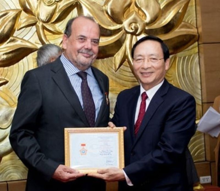 Trong nhiệm kỳ công tác tại Việt Nam, Đại sứ Claudio De Negri vinh dự được Liên hiệp các tổ chức hữu nghị Việt Nam trao tặng Kỷ niệm chương “Vì hòa bình, hữu nghị giữa các dân tộc”. (Ảnh: KHÁNH LAN) chile1.jpg