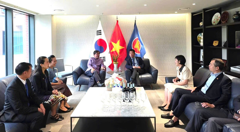 Đại sứ Songkane Luangmuninthone và cán bộ Đại sứ quán Lào đến thăm, chúc mừng cán bộ, nhân viên Đại sứ quán Việt Nam nhân kỷ niệm 80 năm Quốc khánh 2/9. (Ảnh: Đại sứ quán Việt Nam tại Hàn Quốc) hq3.jpg