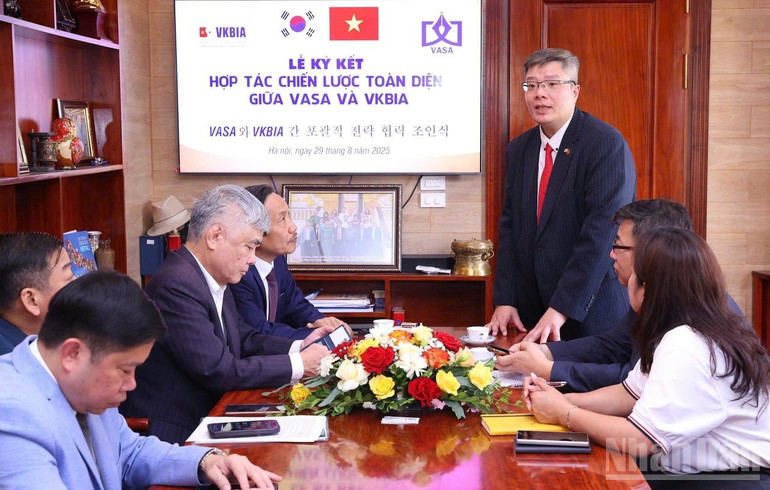 Ông Trần Hải Linh, Chủ tịch Hiệp hội Doanh nhân và Đầu tư Việt Nam-Hàn Quốc phát biểu tại lễ ký kết. ndo_br_v-h2.jpg