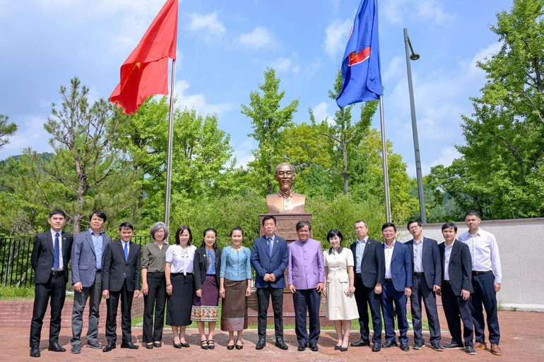 Cán bộ Đại sứ quán Việt Nam và Đại sứ quán Lào chụp ảnh kỷ niệm dưới Tượng đài Chủ tịch Hồ Chí Minh trong khuôn viên Đại sứ quán Việt Nam. (Ảnh: Đại sứ quán Việt Nam tại Hàn Quốc) hq2.jpg