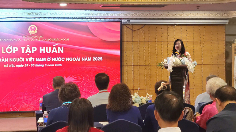 Thứ trưởng Ngoại giao Lê Thị Thu Hằng phát biểu tại lễ khai mạc lớp tập huấn, khaigiang5.jpg