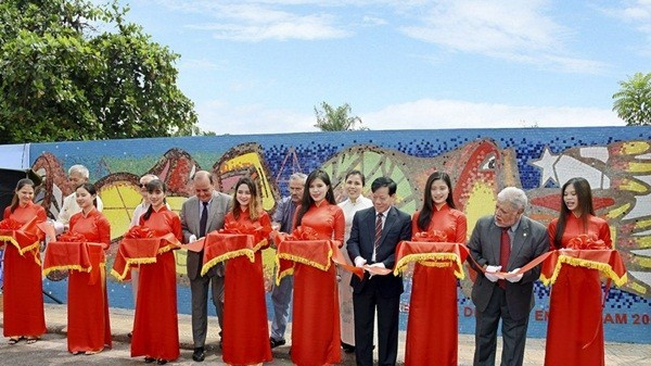 Ngày 18/9/2017, đúng ngày kỷ niệm Quốc khánh lần thứ 207 của nước Cộng hòa Chile, ngày 18/9/2017, tại Hà Nội, Đại sứ Chile tại Việt Nam Claudio De Negri và các đại biểu đã cắt băng khánh thành đoạn đường gốm do họa sĩ Chile Alejandro Mono Gonzalez thiết kế. chile3-4733.jpg