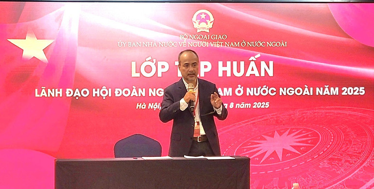 Chủ nhiệm Ủy ban Nhà nước về người Việt Nam ở nước ngoài Nguyễn Trung Kiên chia sẻ tại lớp tập huấn. khaigiang4.jpg