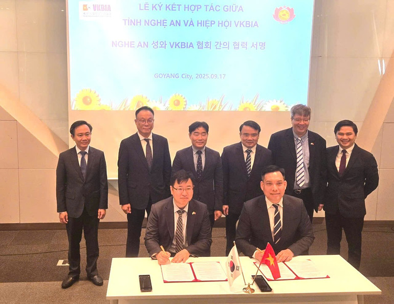 Đại diện Hiệp hội Doanh nhân và Đầu tư Việt Nam-Hàn Quốc ký kết thỏa thuận hợp tác với đại diện tỉnh Nghệ An. (Ảnh: VKBIA) dd1.jpg