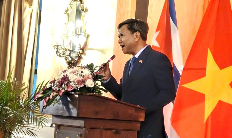 Đại sứ Lê Quang Long phát biểu tại buổi lễ. (Ảnh: Đại sứ quán Việt Nam tại Cuba) cu1.jpg