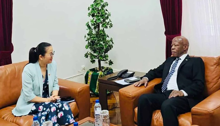 Đại sứ Trần Thị Thu Thìn và Chánh án Tòa án tối cao Adelino Manuel Muchanga trao đổi một số nội dung liên quan đến công tác bảo hộ công dân Việt Nam tại Mozambique. (Ảnh: Đại sứ quán Việt Nam tại Mozambique) thin.jpg
