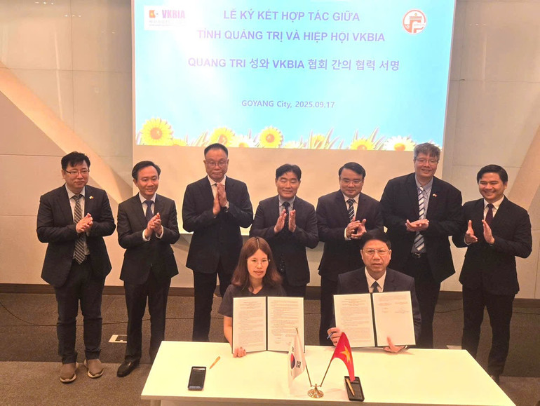 Đại diện Hiệp hội Doanh nhân và Đầu tư Việt Nam-Hàn Quốc ký kết thỏa thuận hợp tác với đại diện tỉnh Quảng Trị. (Ảnh: VKBIA) dd2.jpg