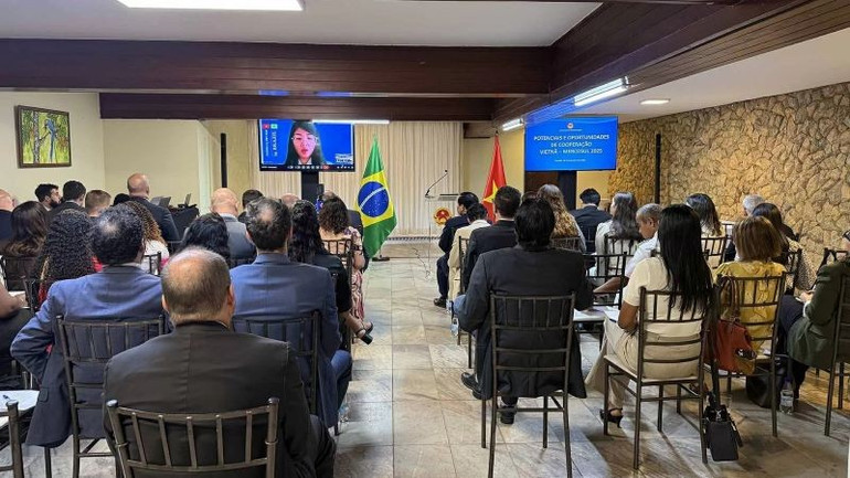Hơn 60 đại biểu gồm nhiều quan chức và nghị sĩ liên bang của Brazil cùng các Đại sứ và đại diện Đại sứ quán các nước trong khối Mercosur tham dự hội thảo. (Ảnh: Đại sứ quán Việt Nam tại Brazil) tiem-nang-va-co-hoi-hop-tac-viet-nam-mercosur-2025-20250918090321.jpg