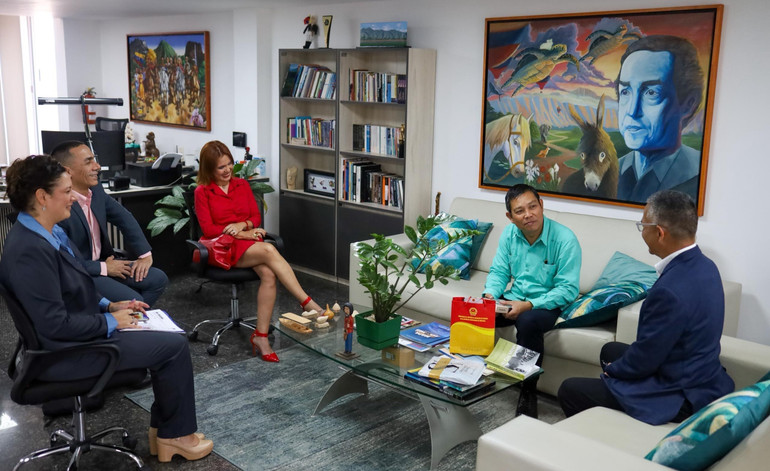 Toàn cảnh buổi làm việc giữa Bộ trưởng Văn hóa Venezuela Ernesto Villegas và Đại sứ Việt Nam tại Venezuela Vũ Trung Mỹ. (Ảnh: Đại sứ quán Việt Nam tại Venezuela) quang-canh-buoi-tiep-1.jpg