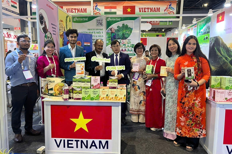 Tham tán Thương mại Bùi Trung Thướng thăm gian hàng giới thiệu sản phẩm của Việt Nam. anhthuong1.jpg
