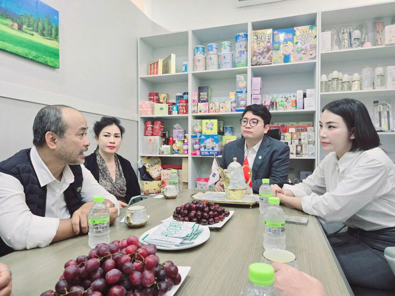 Đoàn công tác đã đến thăm trụ sở Công ty PL Korea Trading Co., LTD tại Incheon của gia đình anh Vũ Mão, một kiều bào đã sinh sống, làm việc tại Hàn Quốc. (Ảnh: Ủy ban Nhà nước về người Việt Nam tại nước ngoài) hq4.jpg
