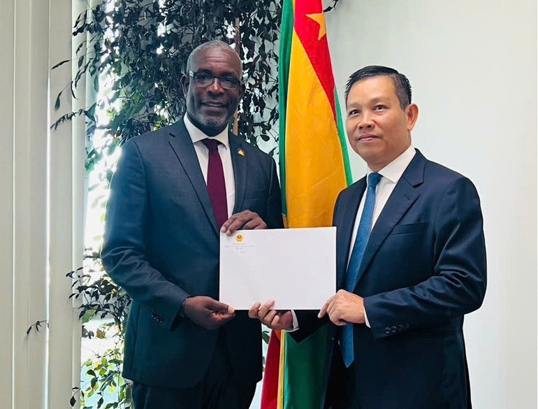 Bộ trưởng Bộ Ngoại giao, Thương mại và Ngoại thương Grenada Joseph Andall và Đại sứ Vũ Trung Mỹ. (Ảnh: Đại sứ quán Việt Nam tại Venezuela) my3.jpg