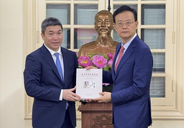 Chủ tịch Liên hiệp các tổ chức hữu nghị Việt Nam Phan Anh Sơn (trái) và ông Ngụy Nhiên, Chủ nhiệm Văn phòng Ngoại vụ, Hội trưởng Hội hữu nghị đối ngoại nhân dân Khu tự trị dân tộc Choang Quảng Tây, Trung Quốc trao quà lưu niệm. (Ảnh: TTXVN) vna-potal-tang-cuong-hop-tac-giao-luu-huu-nghi-viet-nam-trung-quoc-trong-boi-canh-moi-815241416-17-56-34.jpg