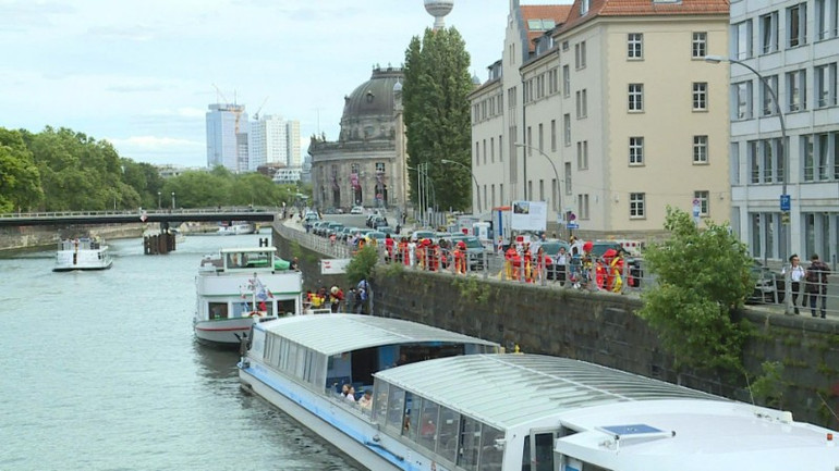 Những tà áo dài của phụ nữ Việt Nam tại thủ đô Berlin. (Ảnh: Hội Liên hiệp Phụ nữ Việt Nam tại Cộng hòa Liên bang Đức) anh-7-nhung-ta-ao-viet-nam-tung-bay-tai-berlin-9924.jpg