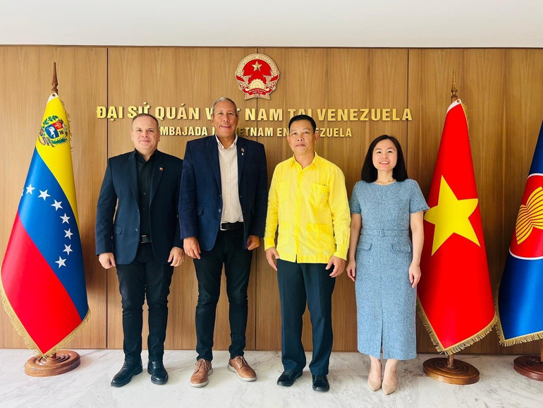 Đại sứ Vũ Trung Mỹ tiếp Đoàn Đảng Phong trào Tuyển cử nhân dân (MEP). (Ảnh do Đại sứ quán Việt Nam tại Venezuela cung cấp)