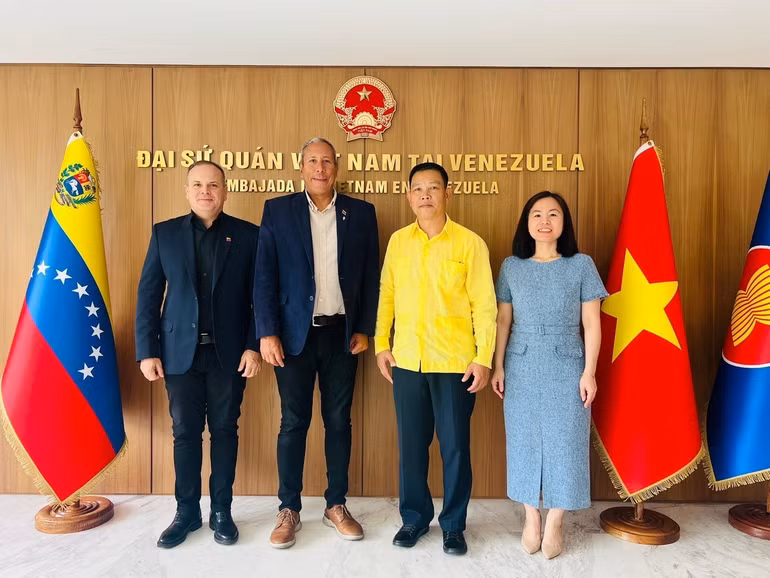 Đại sứ Vũ Trung Mỹ tiếp Đoàn Đảng Phong trào Tuyển cử nhân dân (MEP). (Ảnh do Đại sứ quán Việt Nam tại Venezuela cung cấp)