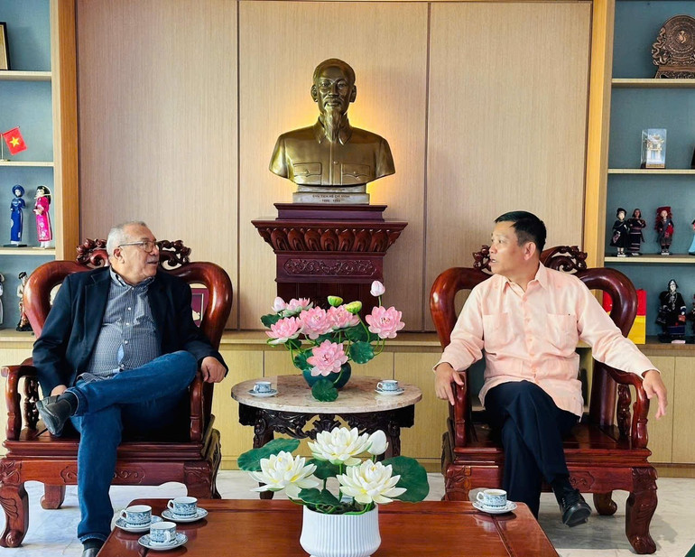 Đại sứ Vũ Trung Mỹ tiếp Chủ tịch Nhóm Nghị sĩ hữu nghị Venezuela-Việt Nam Saúl Ortega. (Ảnh do Đại sứ quán Việt Nam tại Venezuela cung cấp)