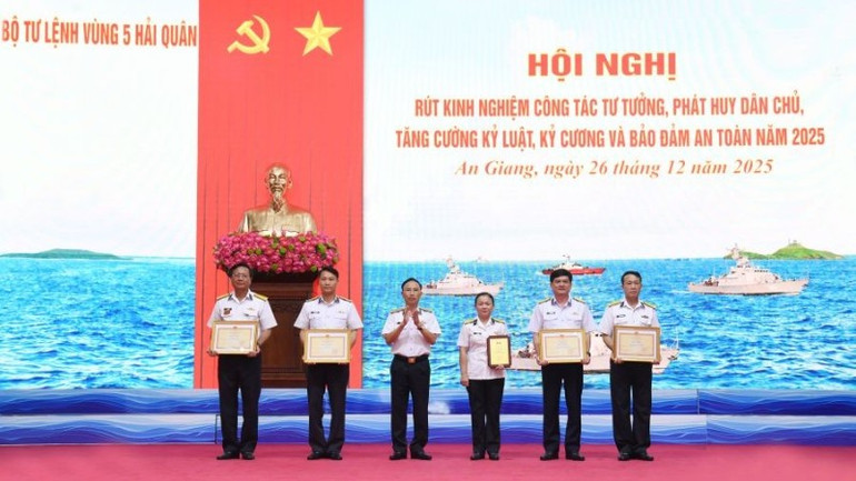 5-chuan-do-doc-ngo-van-thanh-trao-thuong-danh-hieu-tieu-bieu-xuat-sac-nhat-quan-chung-va-bang-khen-giay-khen-cho-cac-tap-the-ca-nhan-co-thanh-tich-xuat-sac-trong-dot-thi-dua-cao-diem-phat-cao-co-hong-thang-tam-4758.jpg