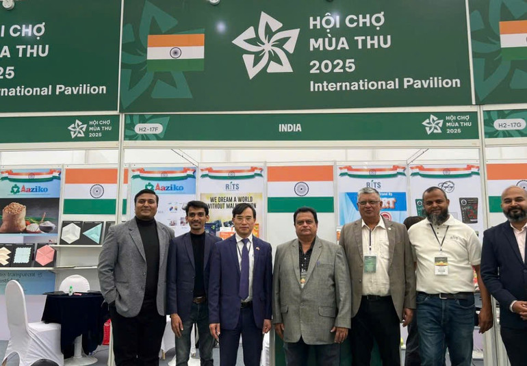 Commercieel adviseur Bui Trung Thuong maakte een souvenirfoto met vertegenwoordigers van Indiase organisaties en bedrijven die aan de beurs deelnamen. (Foto: PV) mt1.jpg