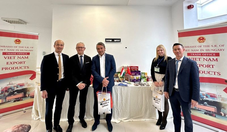 Khu trưng bày các sản phẩm của Đại sứ quán Việt Nam tại Hội thảo. (Ảnh: Đại sứ quán Việt Nam tại Hungary) hung3.jpg