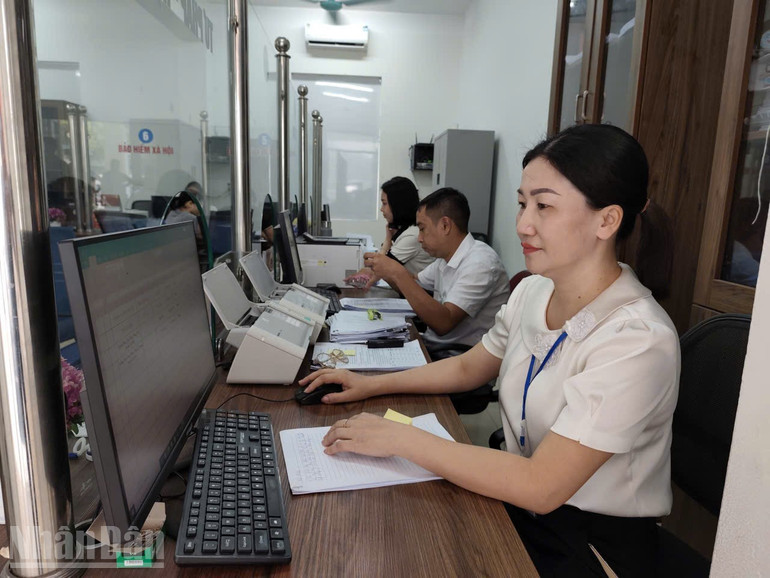 Tính đến ngày 12/9, Trung tâm phục vụ hành chính công xã Yên Bình đã tiếp nhận tổng số 1.762 hồ sơ, trong đó 95,9% thực hiện trực tuyến. ndo_bl_yenbinh5.jpg