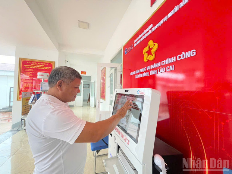 Người dân xã Yên Bình đến đăng ký làm thủ tục hành chính tại Trung tâm phục vụ hành chính công của xã. ndo_br_yenbinh2.jpg