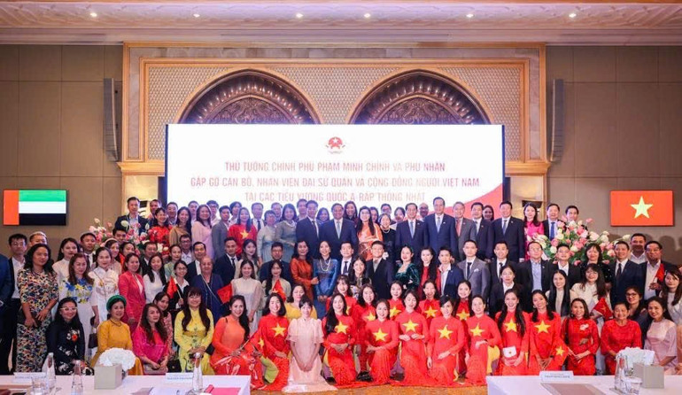 Trong khuôn khổ chuyến thăm chính thức Các Tiểu vương quốc Arab thống nhất (UAE) vào tháng 10/2024, Thủ tướng Chính phủ Phạm Minh Chính đã có cuộc gặp gỡ cộng đồng người Việt tại UAE. (Ảnh: Chinhphu.vn) uae.jpg