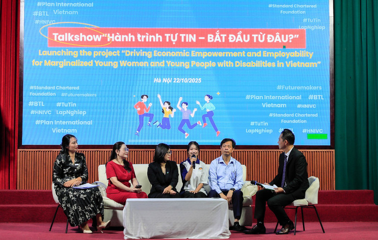 Trong khuôn khổ lễ khởi động dự án diễn ra cuộc trao đổi giữa các đại biểu và các em học sinh được hưởng lợi từ dự án. (Ảnh:Thanh Xuân) hocnghe2.jpg