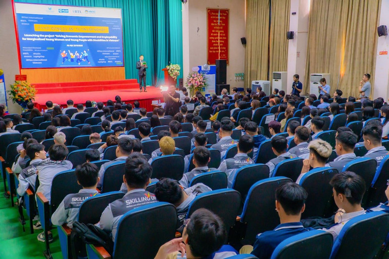 Toàn cảnh lễ khởi động Dự án “Tự tin lập nghiệp”. (Ảnh:Thanh Xuân) hocnghe3.jpg