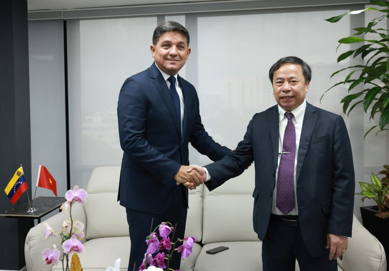 Phó Tổng thống Venezuela Jorge Márquez và Giáo sư, Tiến sĩ Nguyễn Hồng Sơn, Giám đốc Viện Khoa học Nông nghiệp Việt Nam, Trưởng đoàn công tác (Ảnh: Đại sứ quán Việt Nam tại Venezuela) pho-tong-thong-jorge-marquez-va-gsts-nguyen-hong-son-giam-doc-vien-khoa-hoc-nong-nghiep-viet-nam-2.jpg