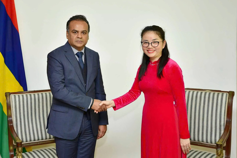 Đại sứ Trần Thị Thu Thìn và ông Dhananjay Ramful, Bộ trưởng Ngoại giao, hợp tác khu vực và thương mại quốc tế của Mauritius. (Ảnh: Đại sứ quán Việt Nam tại Mozambique) z6672197375006-73ee06feac104b0bea935e75b720d885.jpg