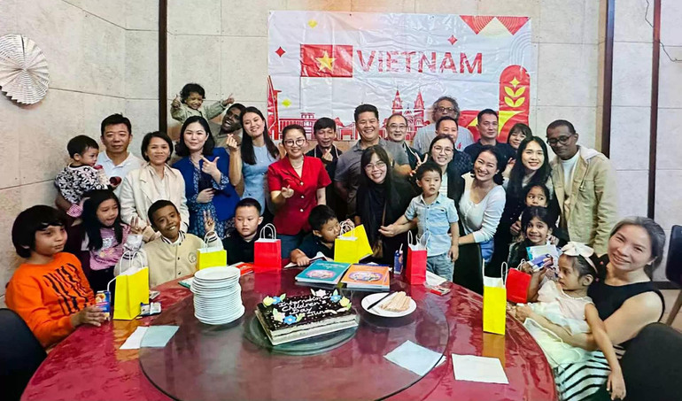 Đại sứ Trần Thị Thu Thìn đã gặp mặt bà con cộng đồng người Việt Nam tại Mauritius. (Ảnh: Đại sứ quán Việt Nam tại Mozambique) thin3.jpg