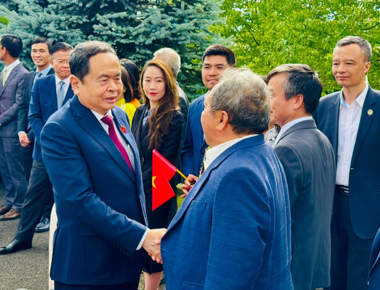 Chủ tịch Quốc hội Trần Thanh Mẫn, Phu nhân gặp gỡ cộng đồng người Việt Nam tại Thụy Sĩ. chuc4.jpg